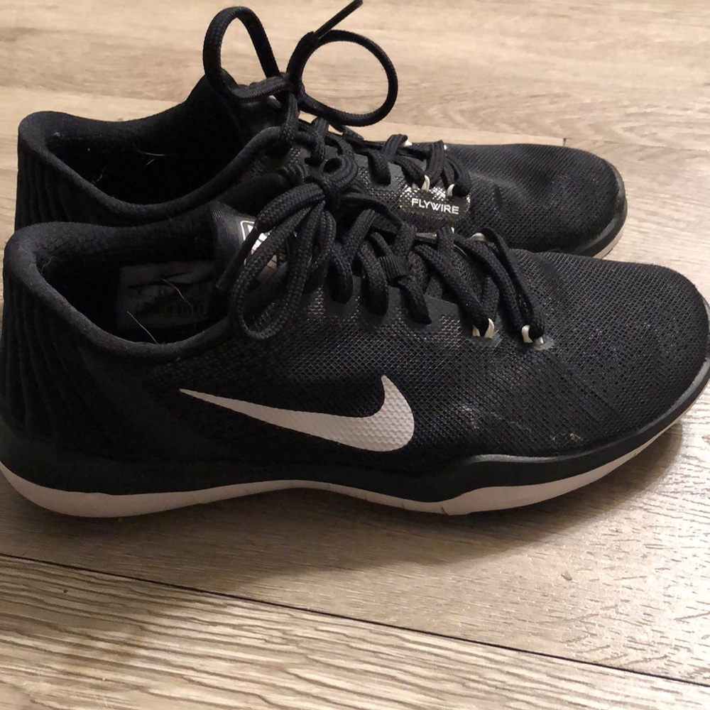 Black womens Nike tennis shoes